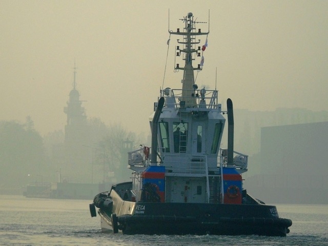 Holownik VEGA wpływa do Portu Gdańskiego