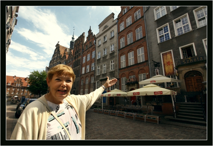 Anna Makilla – Puczka przed kamienicą przy ulicy Chlebnieckiej 11/12. Sierpień 2015 rok