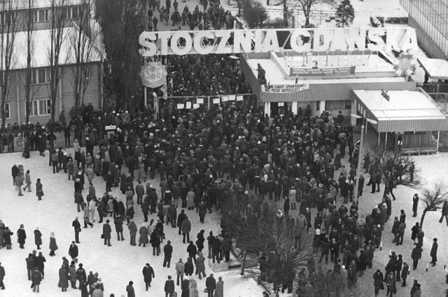 Mieszkańcy Gdańska zgromadzeni przed bramą nr 2 Stoczni Gdańskiej im. Lenina 14 grudnia 1981 r.