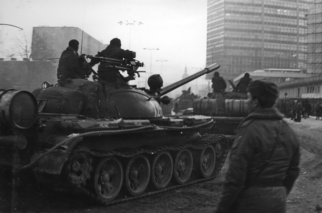 Odjeżdżający spod Stoczni Gdańskiej im. Lenina żołnierze 8 Dywizji Zmechanizowanej 15 grudnia 1981 r.