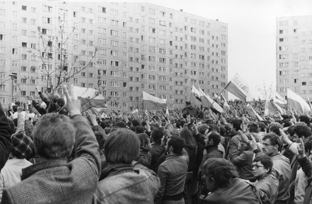 Uczestnicy kontrmanifestacji pierwszomajowej pod oknami mieszkania Lecha Wałęsy na osiedlu Zaspa w Gdańsku