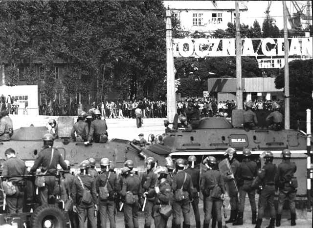 Demonstracja przed bramą Stoczni Gdańskiej im. Lenina w rocznicę podpisania porozumień sierpniowych. Na pierwszym planie transportery opancerzone i oddział ZOMO 31 sierpnia 1982 r.