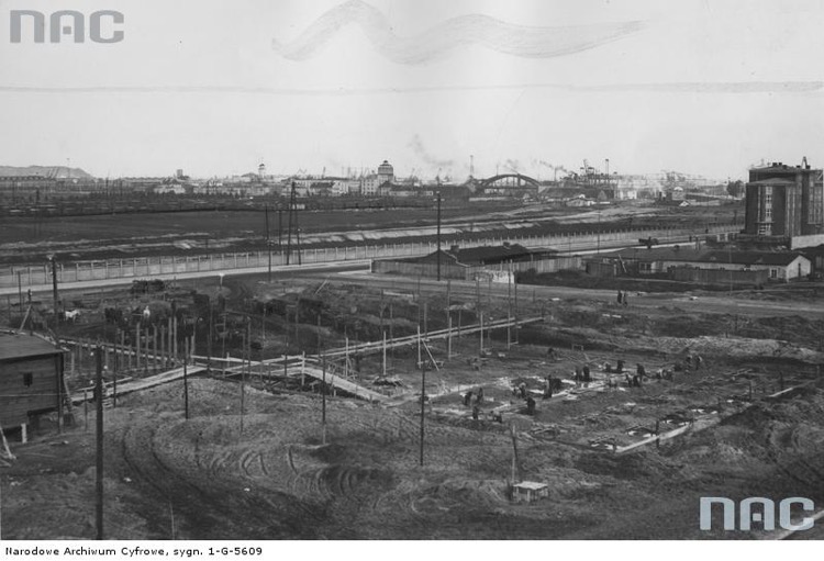 Przygotowanie fundamentów pod budowę Hali Targowej w Gdyni, 1936 r., Źródło Narodowe Archiwum Cyfrowe