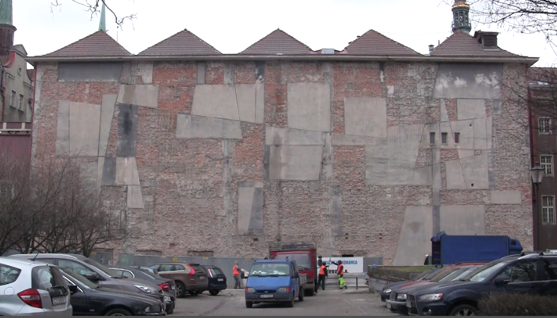 Dawne kino Neptun - ściana pozbawiona mozaiki Anny Fiszer. Stan na dzień 15 marca 2016 r.